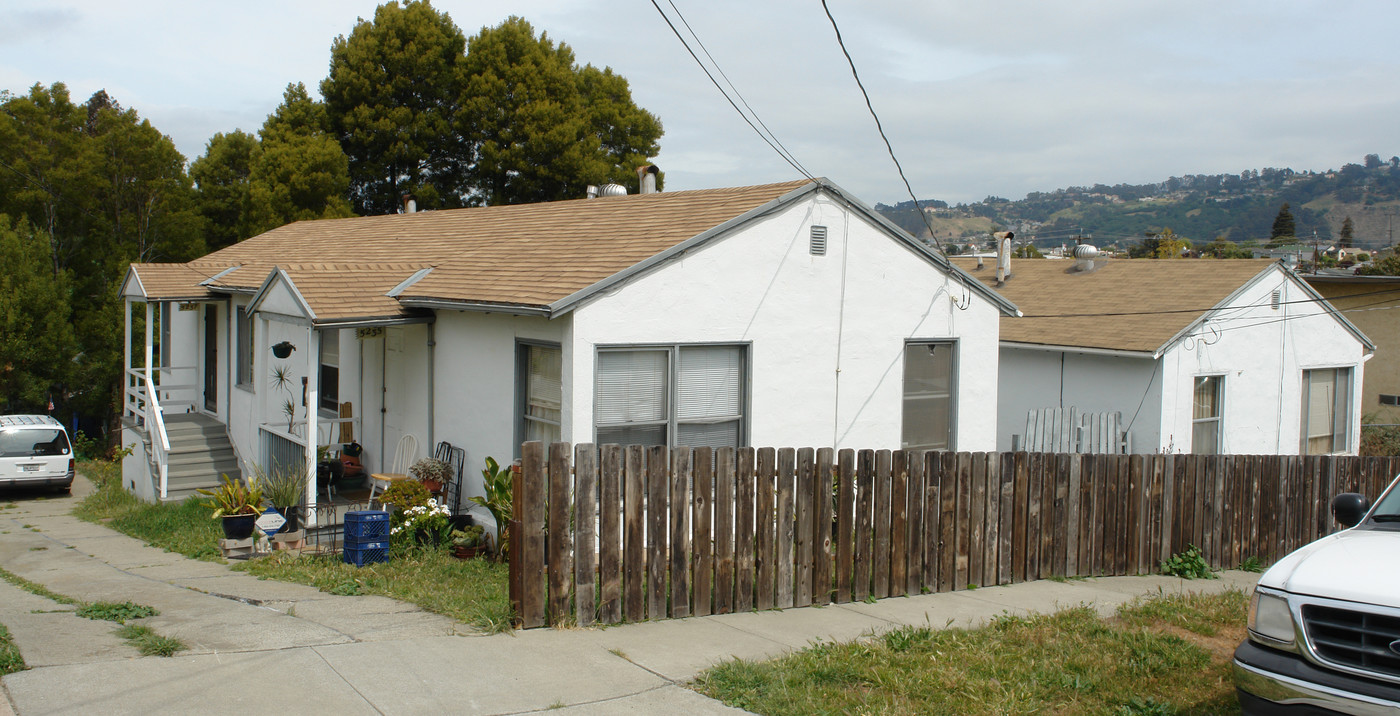 5303 Panama Ave in Richmond, CA - Building Photo