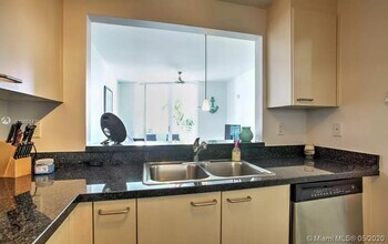 225 Collins Ave-Unit -4K in Miami Beach, FL - Building Photo - Building Photo