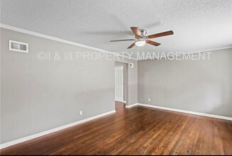 8022 W 61st St in Mission, KS - Building Photo - Building Photo