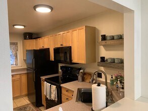 18 Hillcrest W in Portland, ME - Building Photo - Building Photo