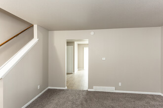 Pin Oak Apartments 925 Brookside in Leavenworth, KS - Building Photo - Interior Photo