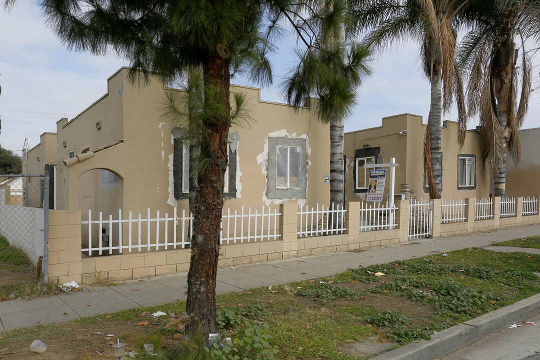 957 W Mission Blvd in Pomona, CA - Building Photo