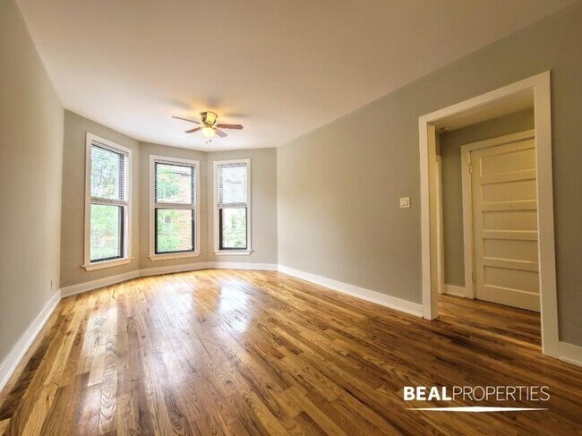 647 W Oakdale Ave in Chicago, IL - Building Photo - Building Photo