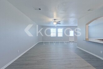 5611 Littoral Rd in Mont Belvieu, TX - Foto de edificio - Building Photo