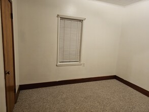 208 Herbert Ave, Unit Apt B in Carmi, IL - Building Photo - Building Photo