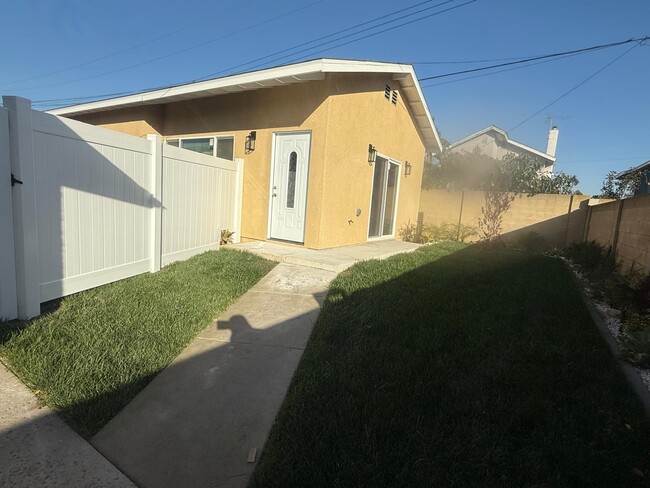 16655 Markham St in Fountain Valley, CA - Building Photo - Building Photo