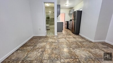 718 E 39th St, Unit 1 in Brooklyn, NY - Foto de edificio - Building Photo