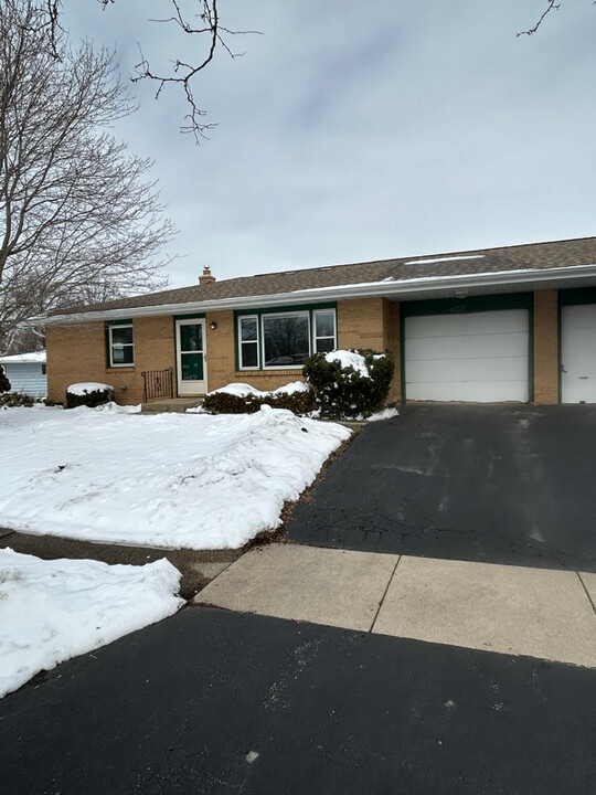 402 Elmwood Dr in Belvidere, IL - Building Photo