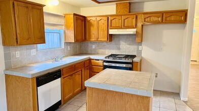 945 Don Medico Dr in Hanford, CA - Building Photo - Building Photo