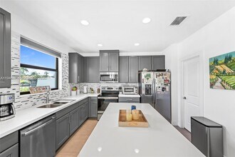 4518 E Aqua Bella Ln in Davie, FL - Building Photo - Building Photo