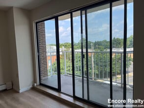 131 Coolidge Ave, Unit 528 in Watertown, MA - Foto de edificio - Building Photo