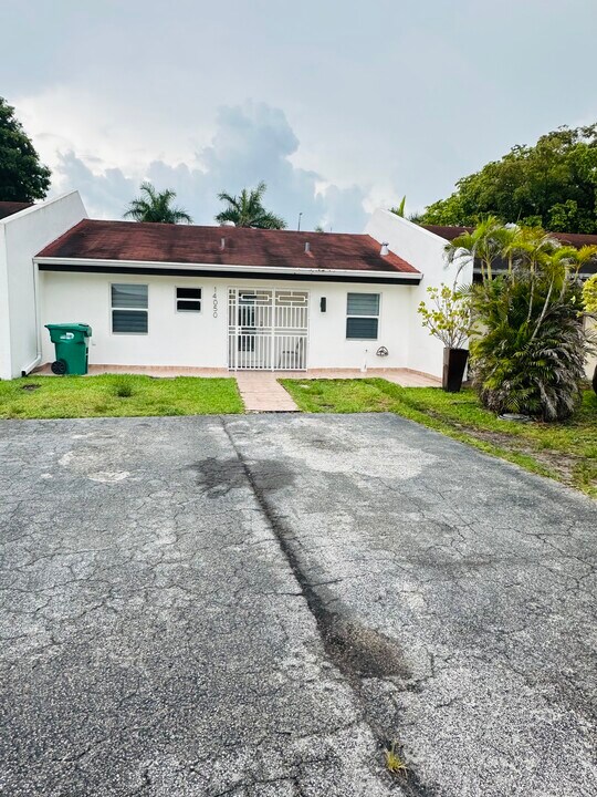 14050 SW 55th St in Miami, FL - Building Photo