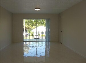 6323 Bay Club Dr, Unit 4 in Fort Lauderdale, FL - Foto de edificio - Building Photo