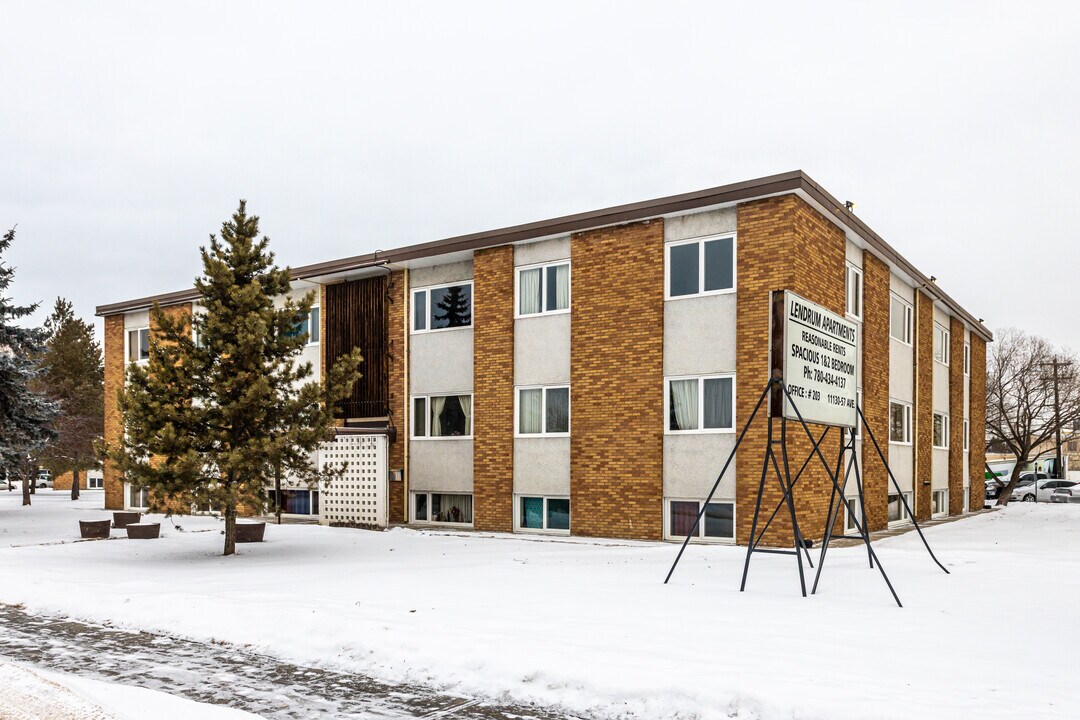 11130 57 Ave NW in Edmonton, AB - Building Photo