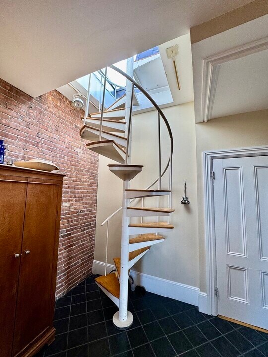 2 Monument Sq, Unit 6 in Boston, MA - Foto de edificio