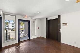 Burbank Gardens Apartments in Sherman Oaks, CA - Foto de edificio - Building Photo