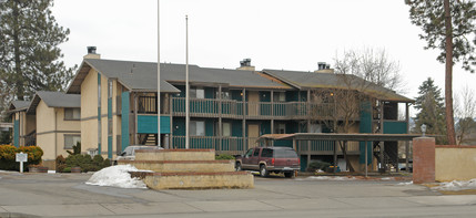 University Village Apartments in Spokane, WA - Foto de edificio - Building Photo