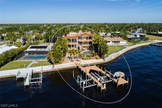 232 Bayshore Dr in Cape Coral, FL - Foto de edificio - Building Photo