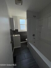 23 Magnolia Terrace-Unit -1 in Albany, NY - Building Photo - Building Photo