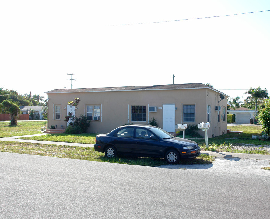 213-217 SW 11th St in Dania Beach, FL - Building Photo