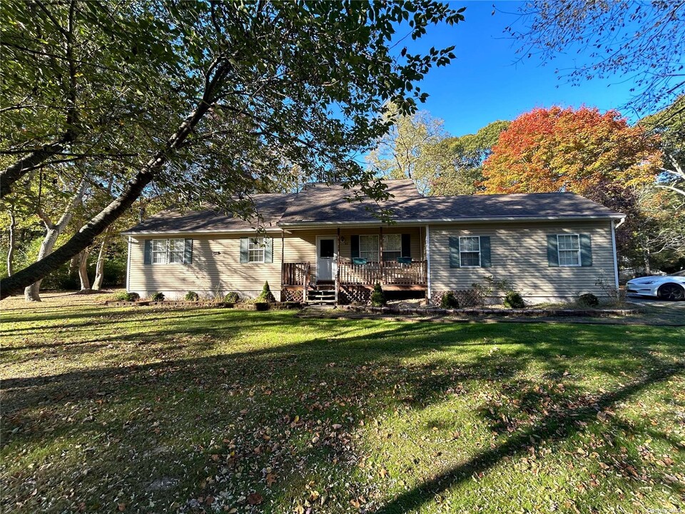 60 Church Ln in Middle Island, NY - Building Photo