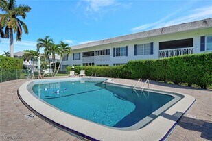 750 Mooring Line Dr in Naples, FL - Building Photo