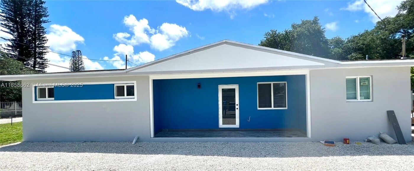 3100 NW 43rd St in Miami, FL - Building Photo