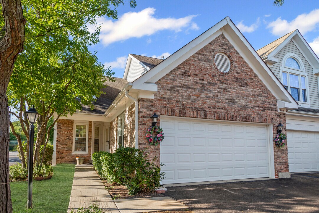 807 Fairmont Ct in Des Plaines, IL - Building Photo