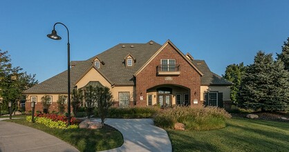 The Manor Homes of Arborwalk Apartments in Lee's Summit, MO - Foto de edificio - Building Photo