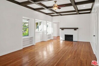 5199 Ellenwood Dr in Los Angeles, CA - Foto de edificio - Building Photo