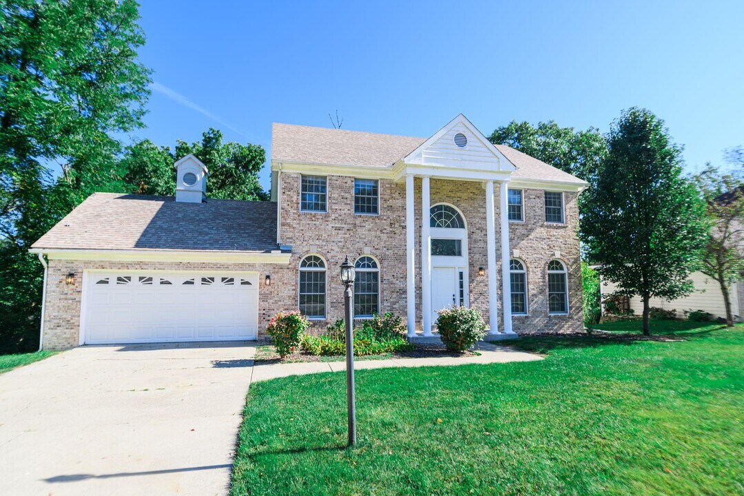 369 Tremont Ln in Valparaiso, IN - Building Photo