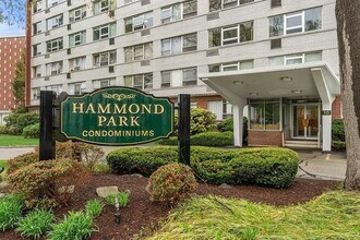 10 Hammond Pond Pkwy in Newton, MA - Building Photo - Building Photo