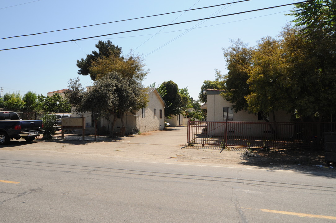 10961 Roswell Ave in Pomona, CA - Building Photo