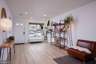 10920 Pebble Run Dr in Silver Spring, MD - Foto de edificio - Building Photo