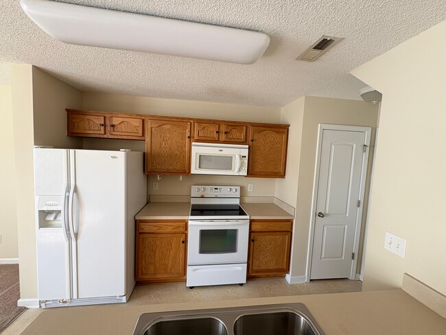 7362 Colleen Park Dr in Whitsett, NC - Foto de edificio - Building Photo