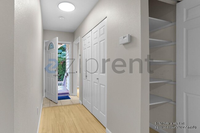 627 W Mercer Pl in Seattle, WA - Building Photo - Building Photo