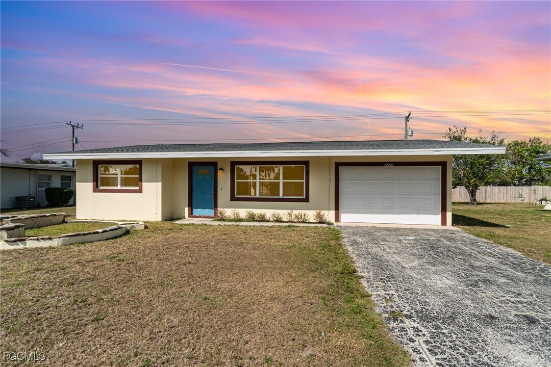 2225 Aldridge Ave in Ft. Myers, FL - Building Photo