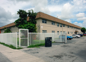 Parkway House Apartments in Miami, FL - Building Photo - Building Photo