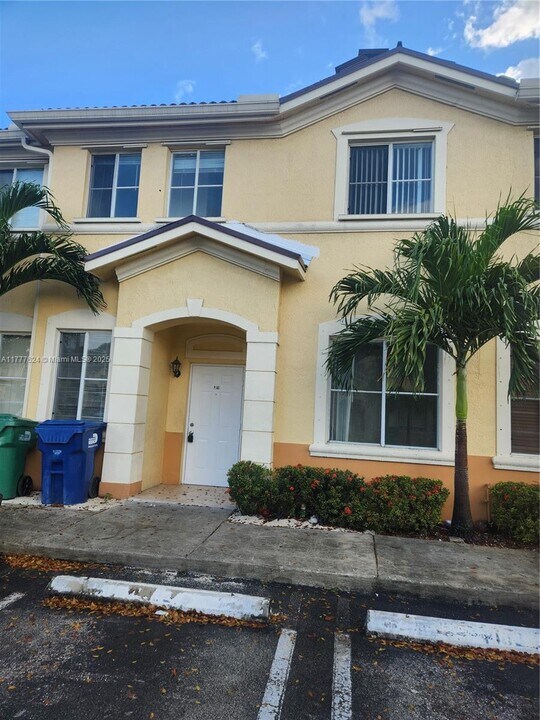 6940 NW 177th St in Hialeah, FL - Building Photo