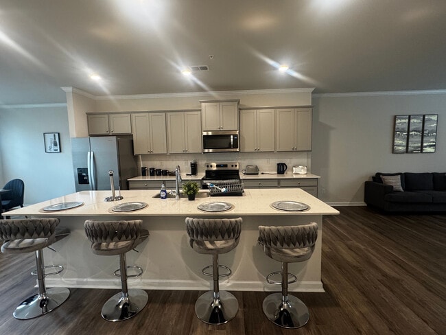 Room in Townhome on Chestnut Trce in Hapeville, GA - Building Photo - Building Photo