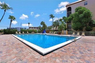 1011 Anglers Cove in Marco Island, FL - Foto de edificio - Building Photo