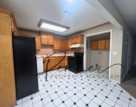 401 NE Austin St in Oak Grove, MO - Building Photo - Building Photo