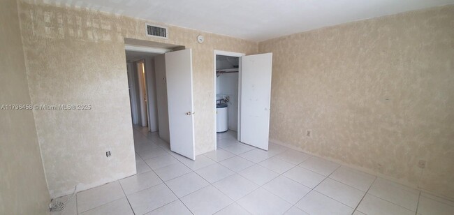 465 Swallow Dr in Miami Springs, FL - Building Photo - Building Photo