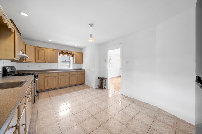 180 Faneuil St, Unit 2 in Boston, MA - Building Photo - Building Photo