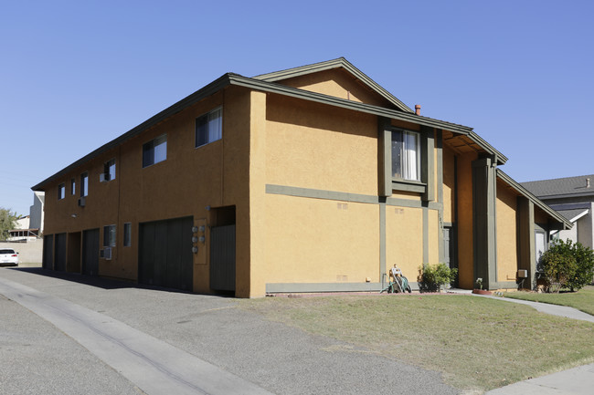 10541 Torrington Cor in Westminster, CA - Foto de edificio - Building Photo