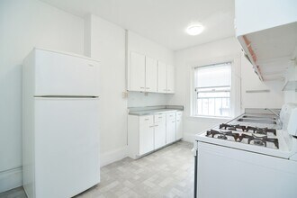 923 Beacon St, Unit 2 in Boston, MA - Building Photo - Building Photo