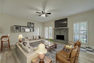 2425 Augusta Dr, Unit 21 in Houston, TX - Building Photo - Building Photo