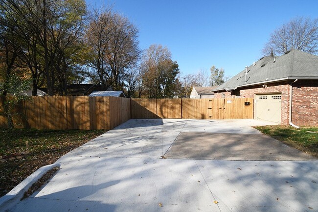 830 E Sunshine St in Springfield, MO - Building Photo - Building Photo