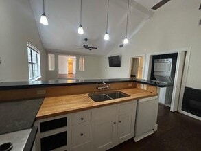 217 Pine St in St. Simons Island, GA - Building Photo - Building Photo