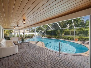 1050 Gulfstream Way in West Palm Beach, FL - Building Photo - Building Photo